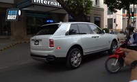 Video: Siêu xe Rolls-Royce Cullinan hơn 40 tỷ đồng chạy trên phố Hà Nội