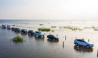 Khám phá con đường dưới nước chia đôi hồ lớn nhất Trung Quốc