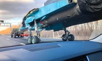 &apos;Xe tăng bay&apos; Su-34 chạy bộ trên đường cao tốc