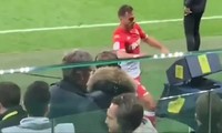 Cầu thủ Monaco sút tung máy VAR sau khi bị thẻ đỏ