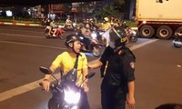 Vượt nồng độ cồn, nam thanh niên năn nỉ CSGT nhưng vẫn bị phạt mức cao nhất