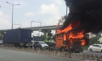 Xe đầu kéo cháy ngùn ngụt trên xa lộ Hà Nội