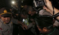 Siti Aisyah được cảnh sát hộ tống về nhà. (Ảnh: AP)