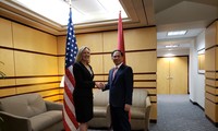 Thứ trưởng Bùi Thanh Sơn và Thứ trưởng Andrea Thompson tại cuộc đối thoại. (Ảnh: BNG)