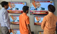 Người dân Ấn Độ theo dõi bài phát biểu trực tiếp trên truyền hình của Thủ tướng Modi hôm 27/3. (Ảnh: Getty Images)