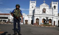 Một nhân viên an ninh đứng gác bên ngoài nhà thờ St Anthony ở Colombo. (Ảnh: Reuters)