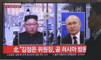 Hình ảnh hai nhà lãnh đạo Triều Tiên và Nga trên một bản tin thời sự ở ga tàu điện Seoul hôm 23/4/2019. (Ảnh: AP)