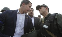 Lãnh đạo đối lập Juan Guaido đứng cùng một sĩ quan quân đội bên ngoài căn cứ quân sự ở Caracas hôm 30/4. (Ảnh: AP)