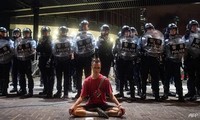 Cảnh sát Hong Kong ra quân đối phó với người biểu tình hôm 9/6. (Ảnh: AFP)