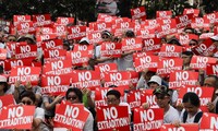 Người biểu tình Hong Kong giơ biểu ngữ phản đối dự luật dẫn độ. (Ảnh: SCMP)