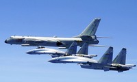 Hai chiếc Su-35 và một máy bay ném bom H-6K của Trung Quốc bay gần Đài Loan. (Ảnh: AP)