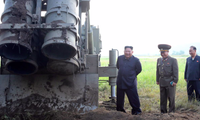 ông Kim Jong Un giám sát vụ thử bệ phóng đa tên lửa siêu lớn. Bức ảnh được KCNA phát đi ngày 10/9