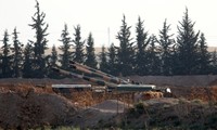 Đại bác của Thổ Nhĩ Kỳ được đặt ở biên giới và hướng sang Syria. (Ảnh: Reuters)