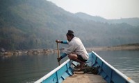 Một người dân Lào chèo thuyền ở khúc sông dự kiến sẽ được xây đập thủy điện ở Luang Prabang. (Ảnh: Reuters)
