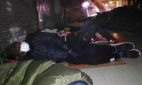 Một hình ảnh người châu Phi phải ngủ trên phố ở Quảng Châu được đưa lên mạng trong mấy ngày qua. (Ảnh: CNN)