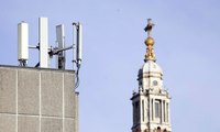 Một tháp tín hiệu di động trước nhà thờ St Paul ở London. (Ảnh: AP)