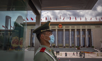 Bảo đảm an ninh trước toà nhà nơi quốc hội Trung Quốc đang họp. (Ảnh: AP)