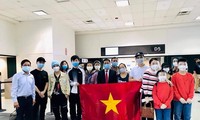 Nhóm công dân Việt Nam tại Mỹ trước khi lên đường về nước. (Ảnh: Mofa)