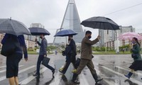 Người dân Bình Nhưỡng đeo khẩu trang khi ra đường. (Ảnh: Reuters)