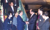 Thủ tướng Nhật Bản Suga Yoshihide và Phu nhân đáp xuống sân bay Nội Bài. (Ảnh: Nhật Minh)
