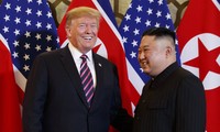 Ông Kim Jong Un và Tổng thống Mỹ Donald Trump trong cuộc gặp ở Hà Nội. (Ảnh: AP)