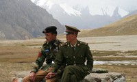 Hai lính Trung Quốc và Pakistan trong khoảnh khắc nắm tay nhau trên vùng biên giới. (Ảnh: Fb)