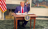 Hình ảnh ông Trump dùng chiếc bàn tí hon được lan truyền trên Twitter