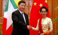Cố vấn nhà nước Myanmar Aung San Suu Kyi tiếp đón Chủ tịch Trung Quốc Tập Cận Bình trong chuyến thăm đầu năm 2020. (Ảnh: Shutterstock)