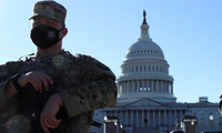Lực lượng an ninh đứng gác trước trụ sở quốc hội Mỹ. (Ảnh: Reuters)