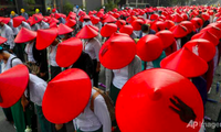 Các giáo viên mặc trang phục và đội mũ truyền thống tham gia cuộc biểu tình ngày 3/3 ở Mandalay. (Ảnh: AP)