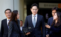 Ông Jay Y. Lee (giữa) trong lần đang rời khỏi toà án Seoul vào tháng 10/2019. (Ảnh: Reuters)