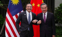 Ngoại trưởng Malaysia Hishammuddin Hussein trong cuộc gặp người đồng cấp Trung Quốc Vương Nghị. (Ảnh: Reuters)