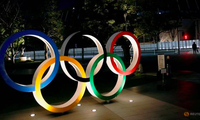 Biểu tượng Olympic trước sân vận động quốc gia ở Tokyo, Nhật Bản. (Ảnh: Reuters)