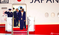 Thủ tướng Nhật Bản Suga Yoshihide đến sân bay quân sự Andrew ngày 15/4. (Ảnh: AP)
