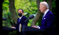Tổng thống Mỹ Joe Biden (phải) và Thủ tướng Nhật Suga Yoshihide trong cuộc họp báo chung tại Vườn Hồng Nhà Trắng. (Ảnh: Reuters)