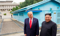 Ông Trump và ông Kim trong lần gặp tại khu phi quân sự giữa Triều Tiên và Hàn Quốc. (Ảnh: Reuters)