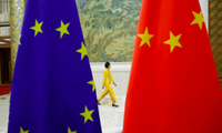 Cờ EU và Trung Quốc. (Ảnh: Reuters)