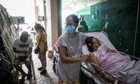 Bệnh nhân được điều trị bên ngoài một bệnh viện ở TP Quezon vì phòng bệnh đã kín. (Ảnh: Reuters)