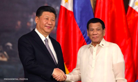 Tổng thống Philippines Rodrigo Duterte (phải) bắt tay Chủ tịch Trung Quốc Tập Cận Bình trong một chuyến thăm Bắc Kinh. (Ảnh: CNN)