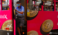 Một xe buýt ở Hong Kong dán quảng cáo cho Bitcoin. (Ảnh: AP)