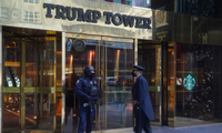 Trước cửa Tháp Trump ở khu Manhattan. (Ảnh: Reuters)