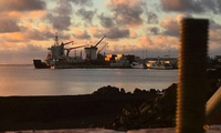 Một tàu bốc hàng tại cảng Matautu ở thủ đô Apia của Samoa. (Ảnh: Reuters)