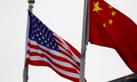 Quốc kỳ của Mỹ và Trung Quốc bên ngoài một công ty ở Bắc Kinh. (Ảnh: Reuters)