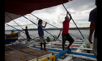 Các ngư dân Philippines nghỉ ngơi sau chuyến đánh bắt ở bãi cạn Scarborough, nơi bị Trung Quốc chiếm quyền kiểm soát từ năm 2012. (Ảnh: Reuters)