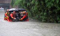 Sơ tán dân trong vùng mưa lũ ở tỉnh An Huy, Trung Quốc, ngày 8/7. (Ảnh: Reuters)