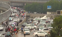 Ô tô nằm ngổn ngang trên một tuyến đường ở Trịnh Châu. (Ảnh: XInhua)