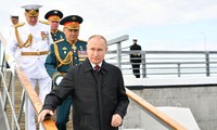 Tổng thống Nga Vladimir Putin và Bộ trưởng Quốc phòng Sergei Shoigu dự cuộc duyệt binh của hải quân Nga ngày 25/7. (Ảnh: Reuters)