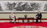 Thứ trưởng Ngoại giao Mỹ Wendy Sherman (trái) trong cuộc gặp Ngoại trưởng Trung Quốc Vương Nghị tại Thiên Tân ngày 26/7. (Ảnh: CNN)