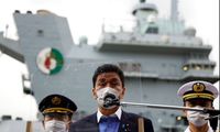 Bộ trưởng Quốc phòng Nhật Nobuo Kishi phát biểu với báo chí trên boong tàu sân bay Anh HMS Queen Elizabeth. (Ảnh: Reuters)