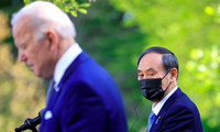 Thủ tướng Nhật Suga Yoshihide trong cuộc họp báo chung với Tổng thống Mỹ Joe Biden tại Vườn Hồng của Nhà Trắng hồi tháng 4. (Ảnh: Reuters)